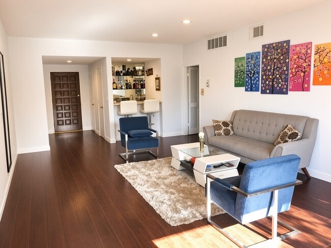 Photo - 10671 Holman Ave Unidad 207