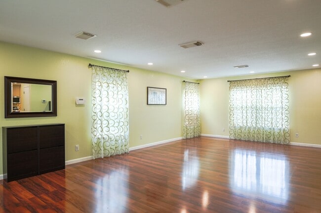 Photo - 79 Viking Oak