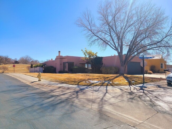 Photo - BEAUTIFUL HOME IN A PRIME LOCATION | Showings Coming soon!