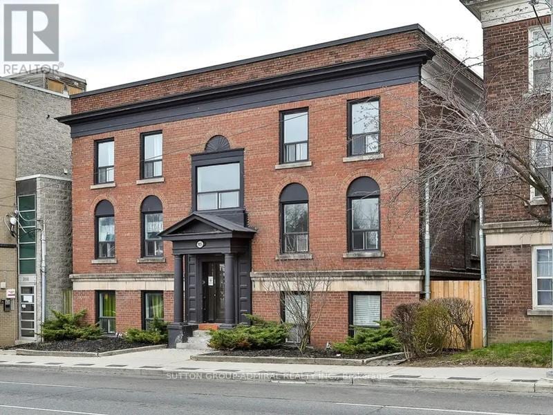 Photo - 915 St Clair Ave W