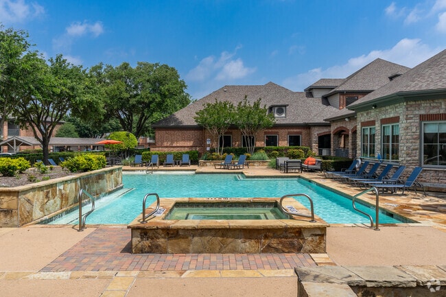 Piscina espectacular y jacuzzi - Oaks Riverchase Apartments