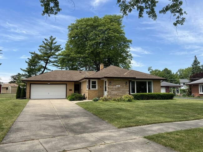 Building Photo - 1431 E Emmerson Ln