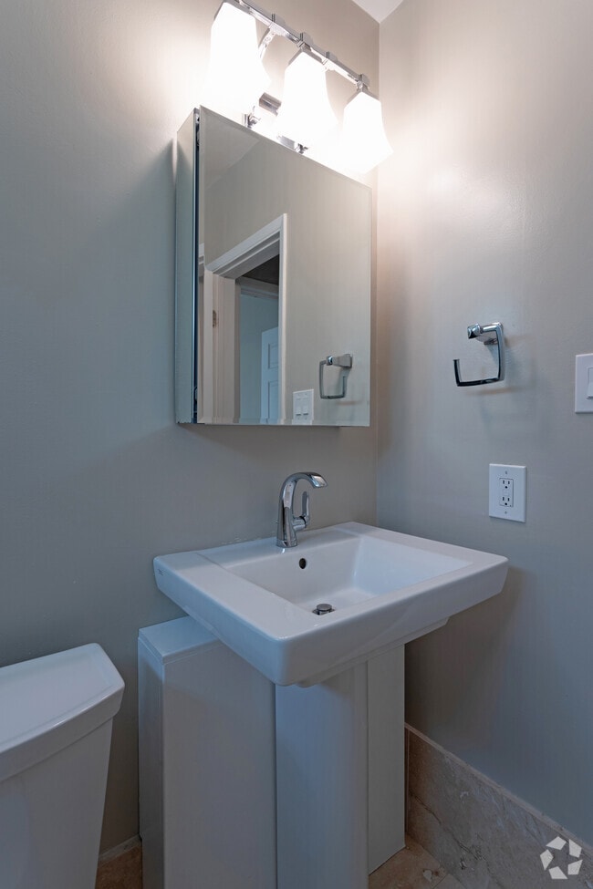 1HAB, 1BA - 700&nbsp;ft² - 12222-12226 Ohio Ave
