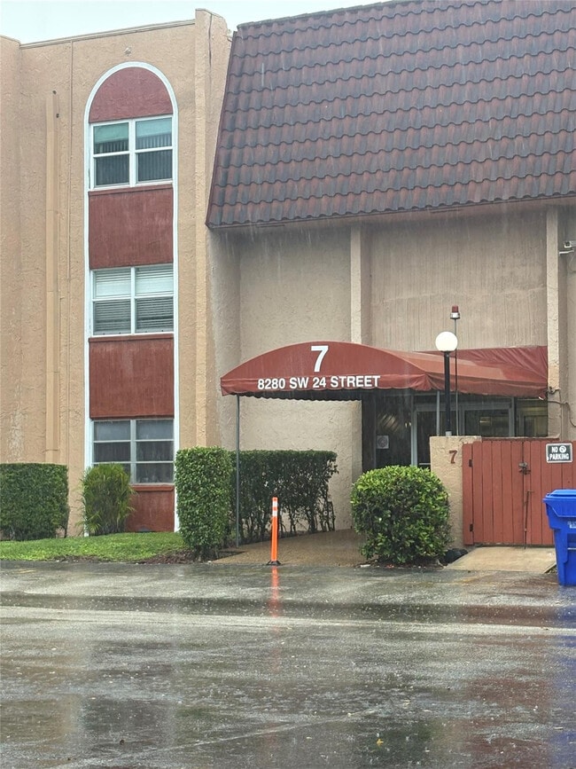 Building Photo - 8280 SW 24th St Unit 114