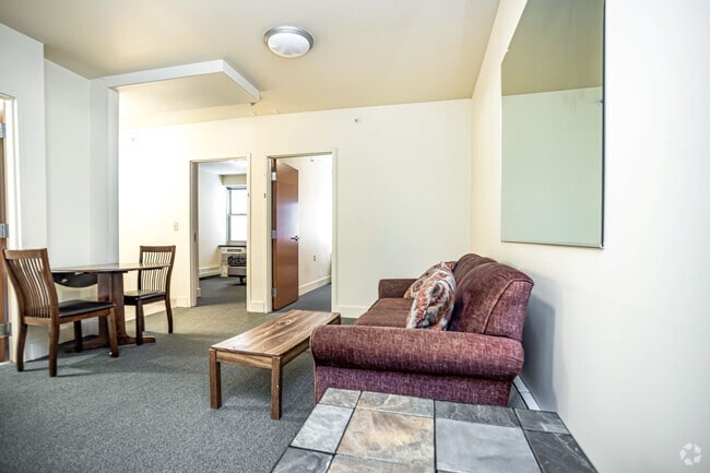 2BR , 1BA - 635 SF