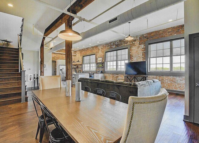 Photo - 740 E North St