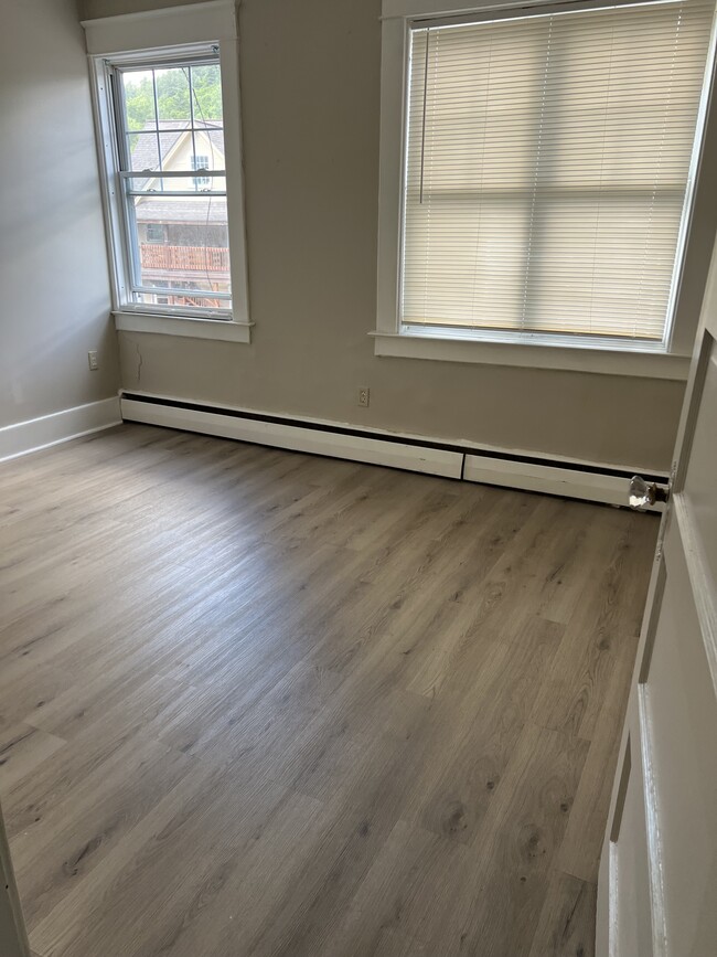 Photo - 151 Broadway Unidad #3 Unfurnished