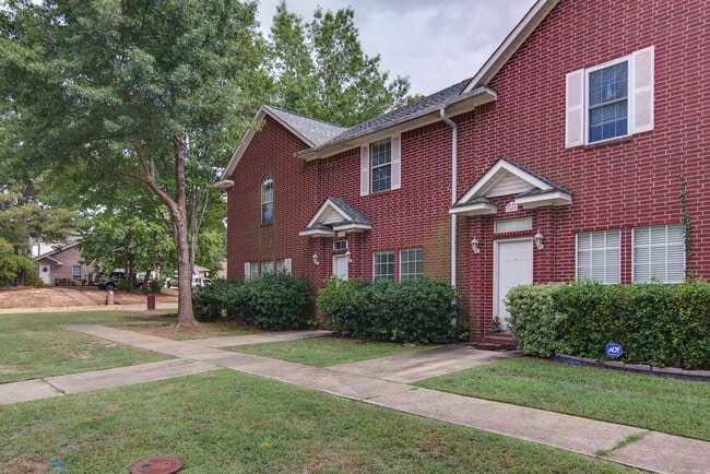 Building Photo - Townhome on Skyline Boulevard For Rent!