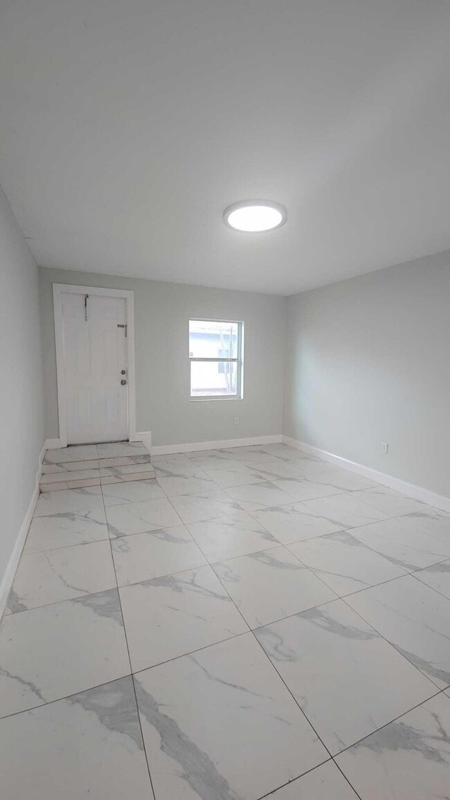 Building Photo - 621 NW 5th Ave Unit 5