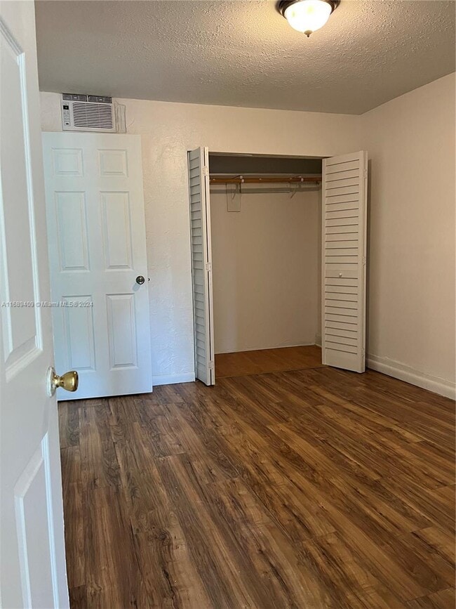 Building Photo - 4116 SW 52nd St Unit 2 Rental