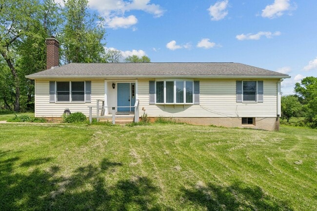 Charming One-Level Home Nestled Among Matu... - Charming One-Level Home Nestled Among Matu...