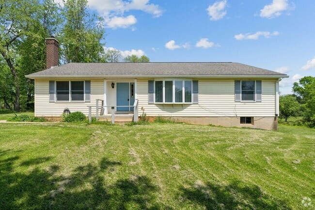 Building Photo - Charming One-Level Home Nestled Among Matu...