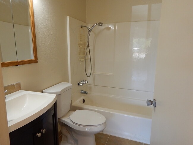 Building Photo - This property is a 3 bedroom, 2 bathroom h...