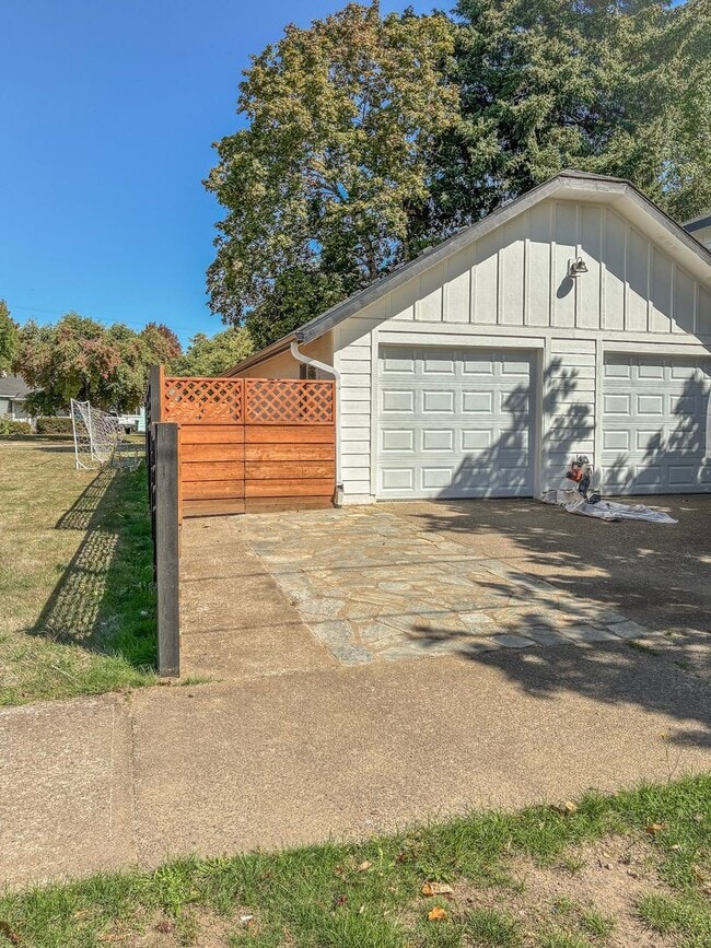 1095 Donna Ave NE