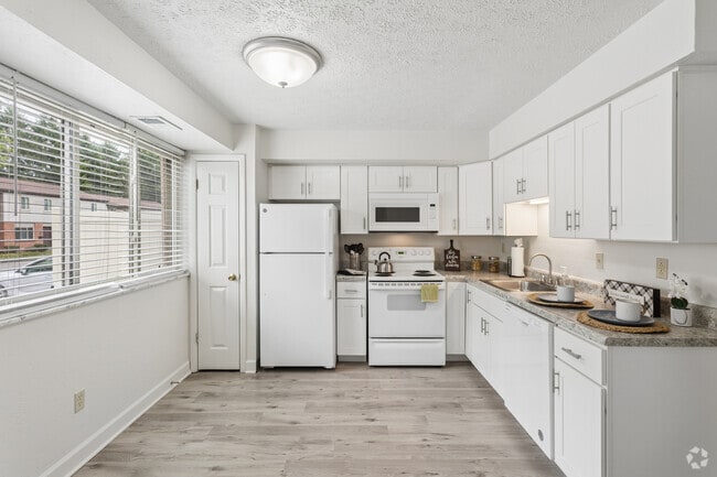 2BR, 1BA - 925SF - Kitchen