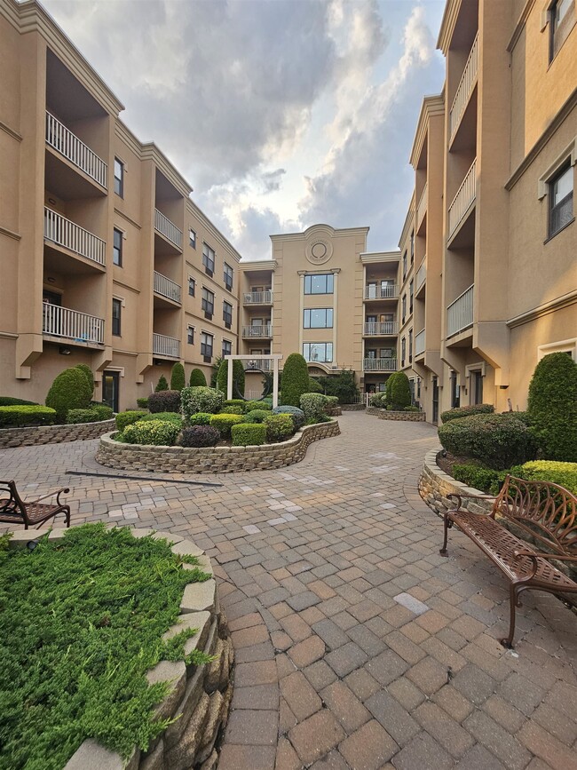 Building Photo - 8915 Bergenwood Ave Unit 8
