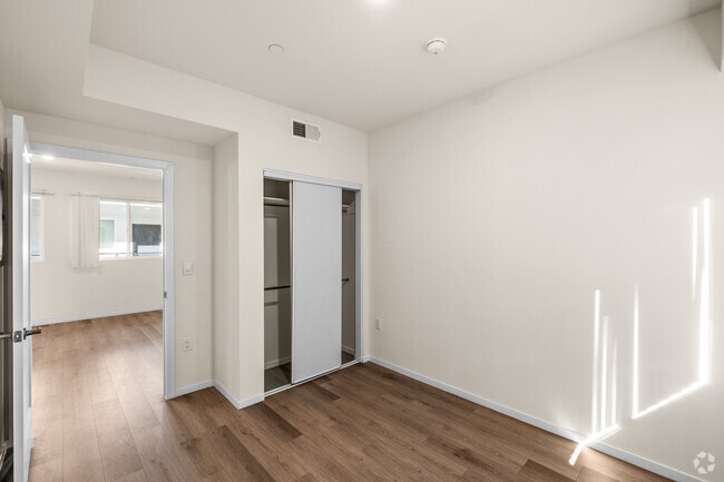 2BR, 2BA - 816SF - Bedroom