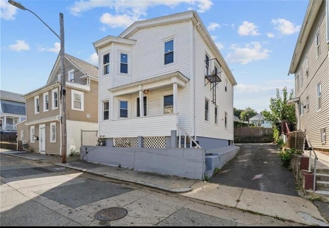 Building Photo - 17 What Cheer Ave Unit 2