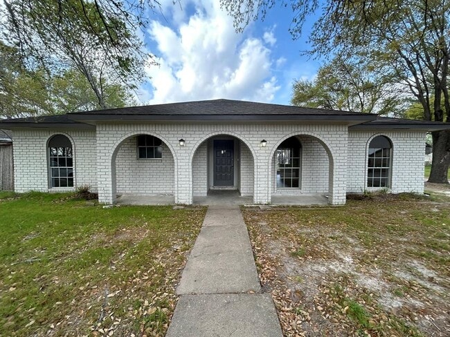 Building Photo - 5926 Darkwood Dr