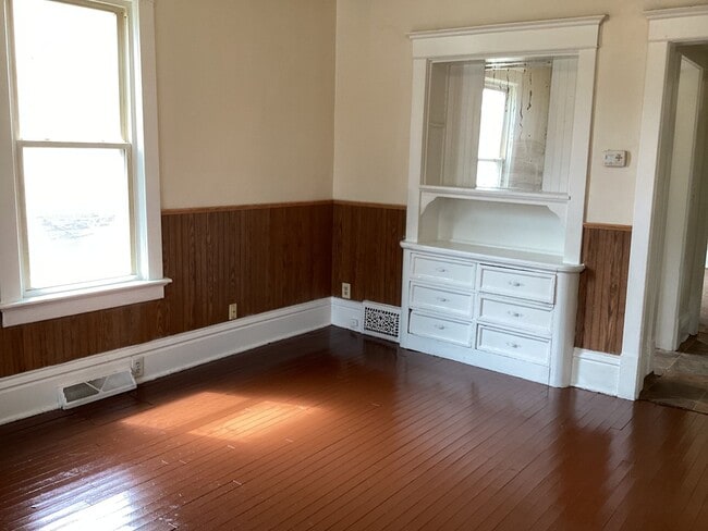 Building Photo - 2445 N 37th St Unit Lower