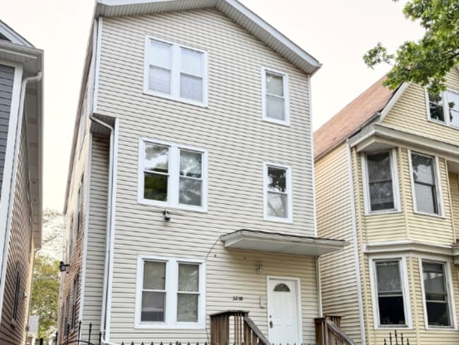 Building Photo - 3238 N Whipple St Rental