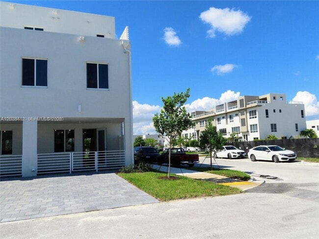 Building Photo - 6401 NW 103rd Pl Unit 101