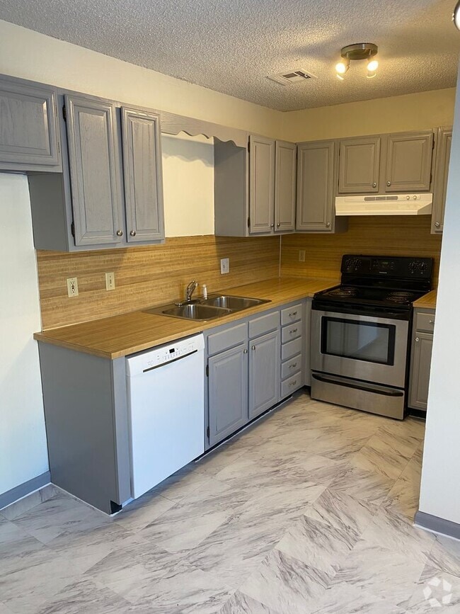 Building Photo - 2 Bed 1 Bath 1 Car Garage Duplex in Centra... Rental