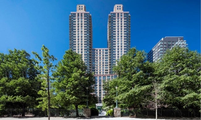 West End Towers - West End Towers Apartamentos