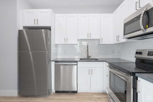 3BR, 3BA - 870SF