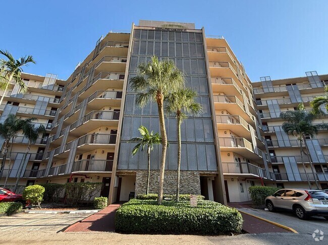 Building Photo - 3301 N Country Club Dr Rental