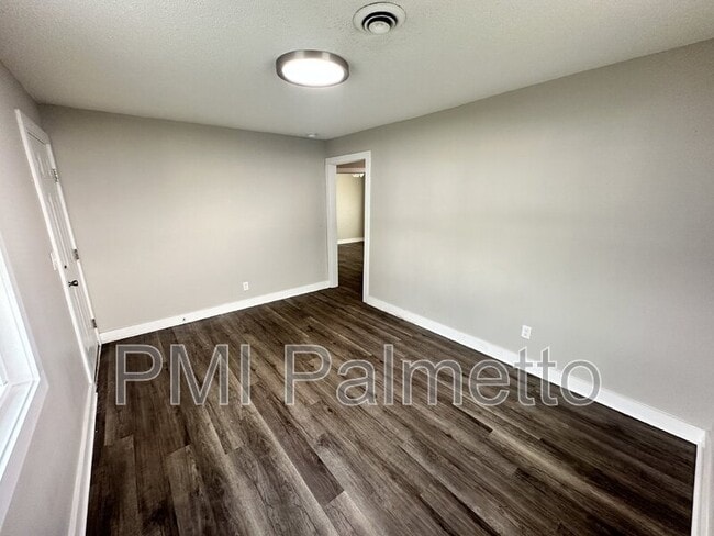 Photo - 530 Jasper St