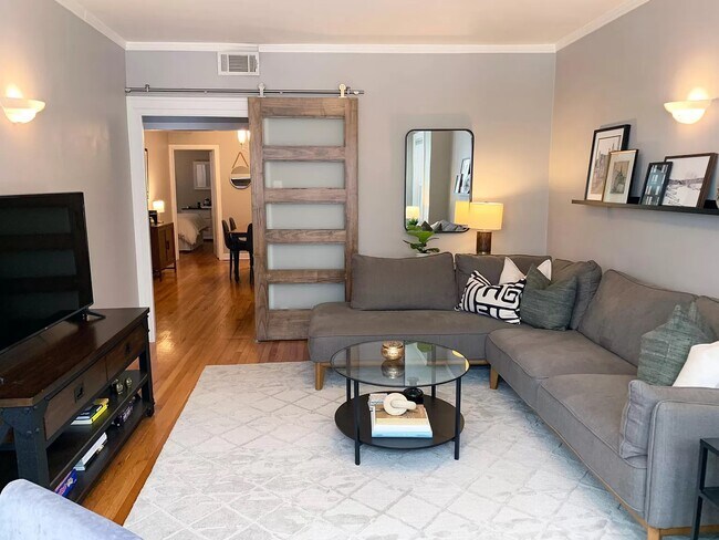 Photo - 3540 N Bosworth Ave Unidad 2