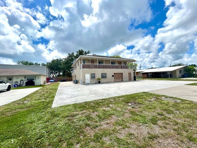 Building Photo - 4220 62nd St W Unit 4224
