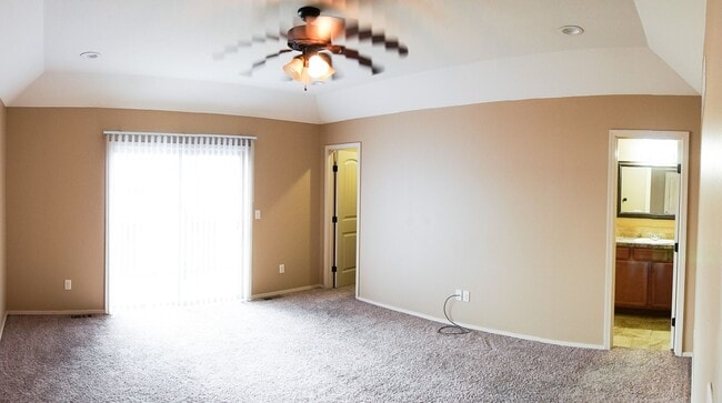 3-Bed Duplex w Garage + Fenced Yard + Balcony - 3-Bed Duplex w Garage + Fenced Yard + Balcony Townhome