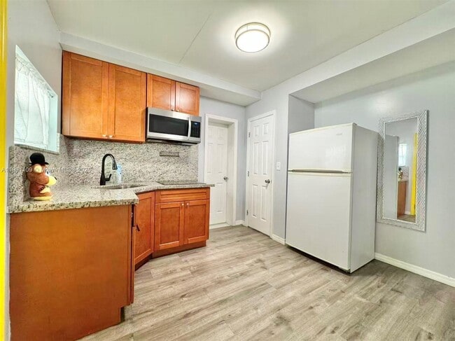Building Photo - 940 NW 32nd Ct Unit Back