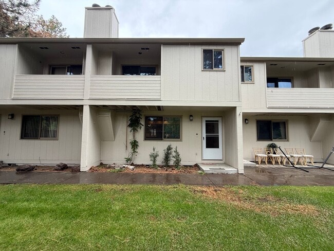 Building Photo - 2 Bed/2.5 Bath Townhome with Garage, Pool and Tennis Court