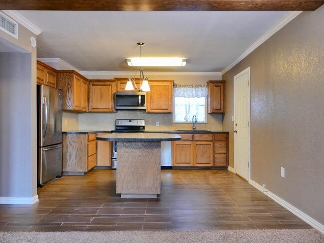Photo - 200 SW Ave E