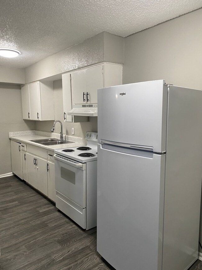 Building Photo - SOUTH PARK APARTMENTS Unit 304