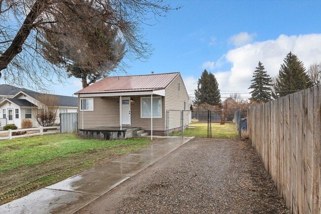 Photo - 635 Albion Ave