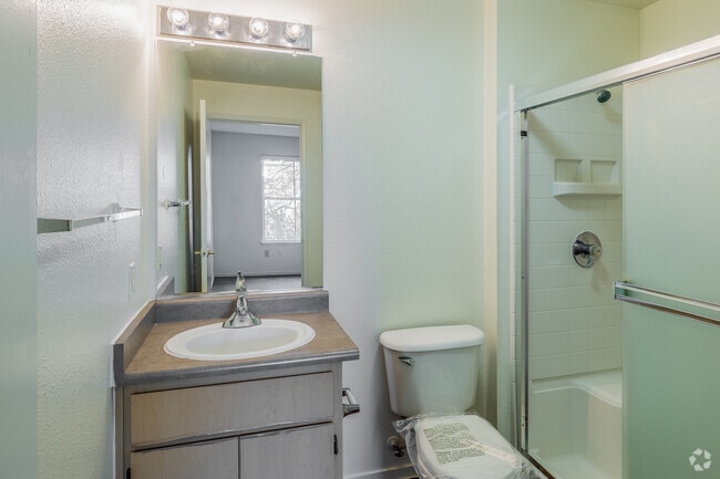 2BR, 2BA - 958SF - Bathroom
