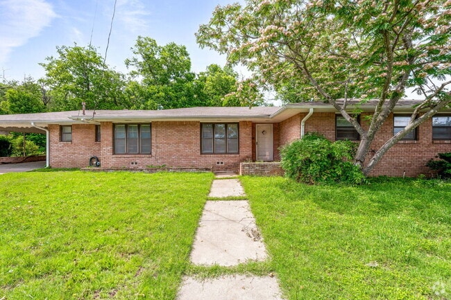 Building Photo - 4 bedroom one block from campus! Rental