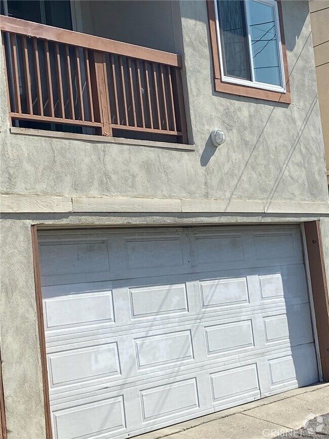 Building Photo - 17112 Chatsworth St Rental
