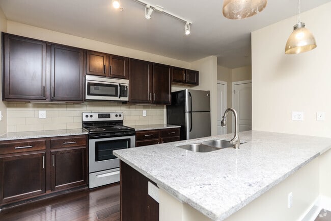 2BR, 2BA - 1,033 SF - The Savile
