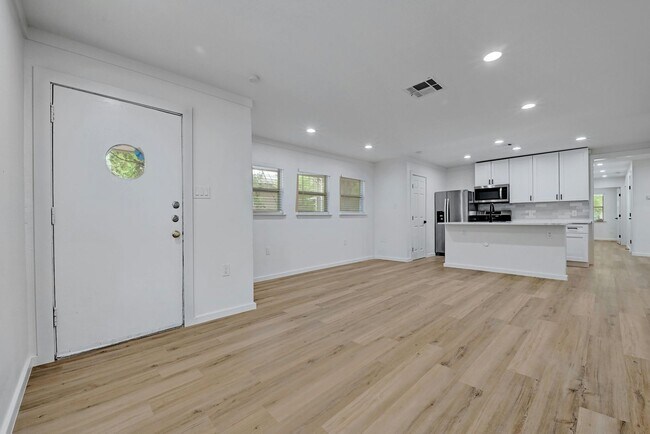 Photo - Top of the line 6 bed in West Campus!!! 1913!!!