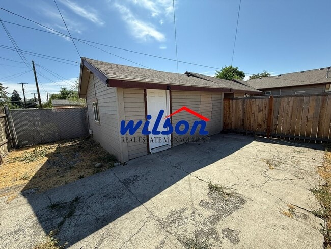 Building Photo - 1531 McKinley Ave Unit 1531 1/2 Rental