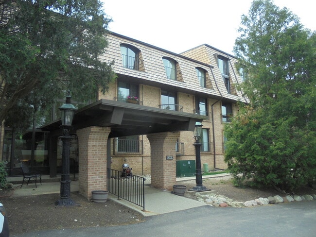 Building Photo - 600 W Russell St Unit 302 Rental