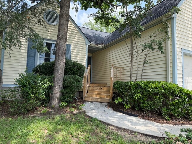 Photo - 210 Suffolk Dr