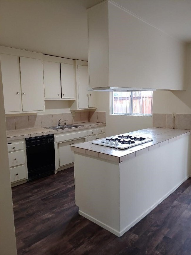 Photo - Las Montanas Apartments
