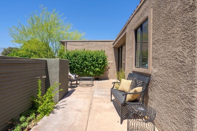 522 Desert W Dr