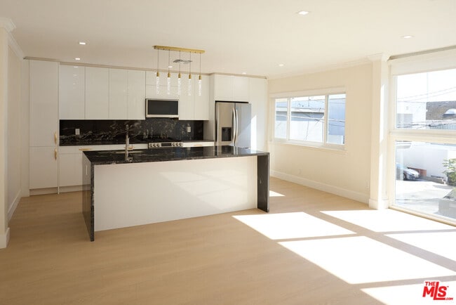 Building Photo - 1223 23rd St Unit C